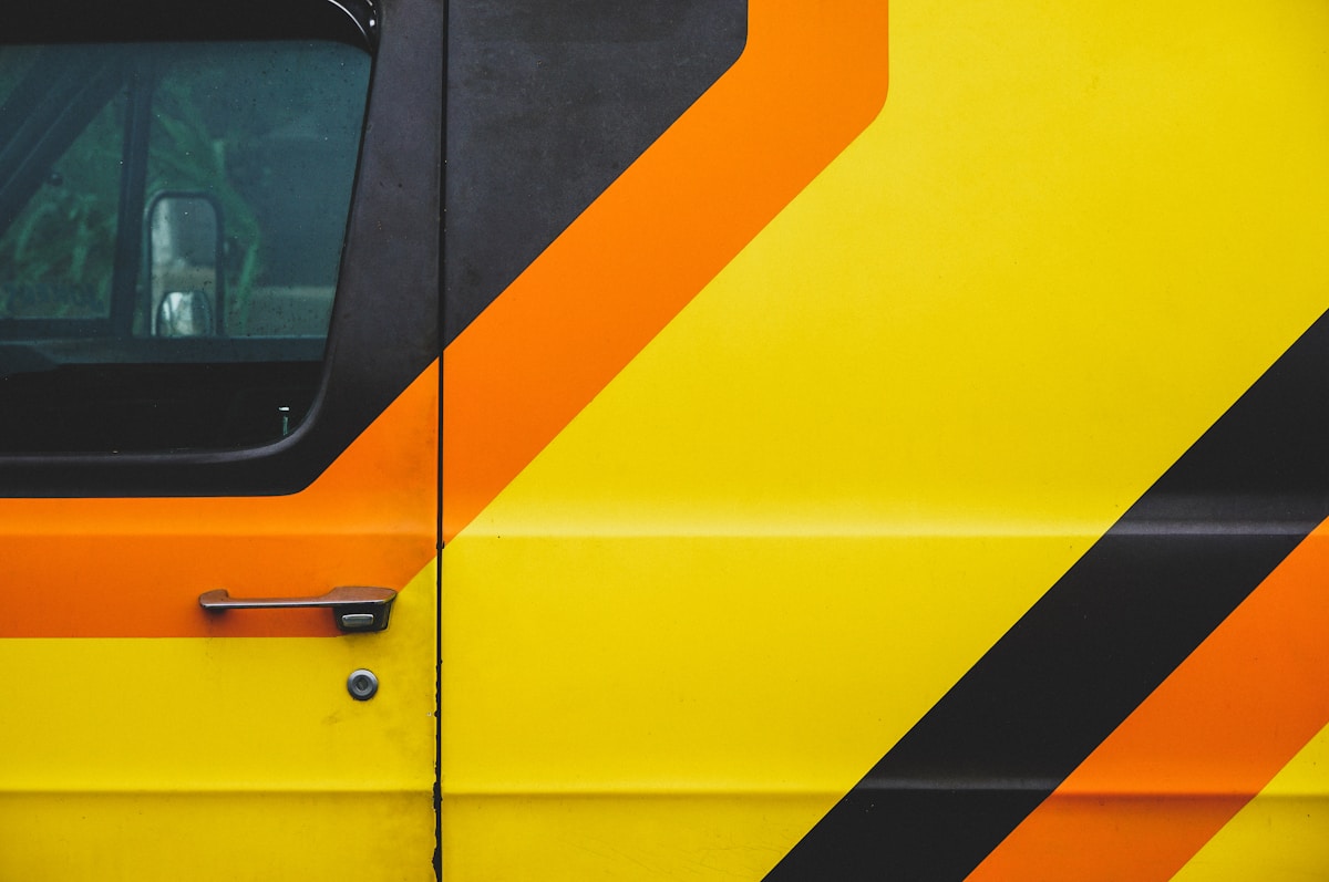 Panneau de camion coloré avec motifs géométriques.