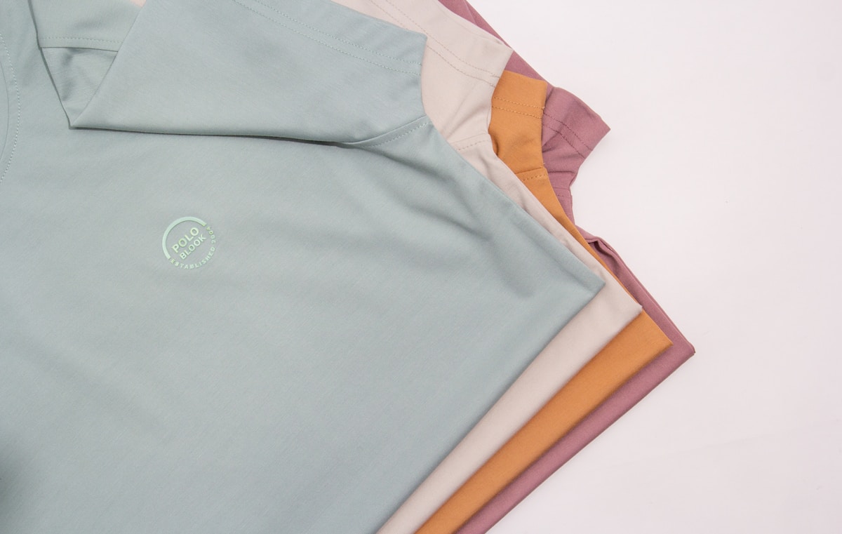 Vêtements colorés avec logo Polo Club sur un fond blanc.