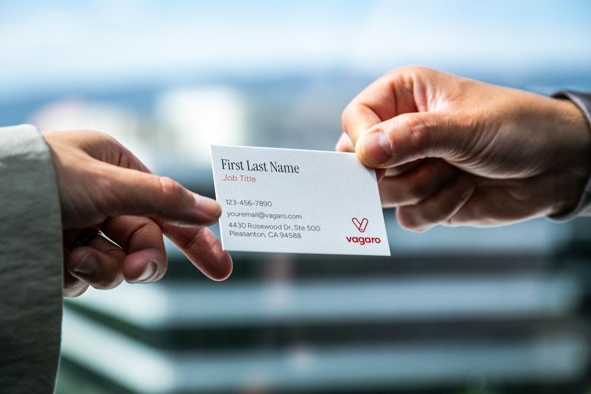 Carte de visite professionnelle avec logo Vagaro et coordonnées.