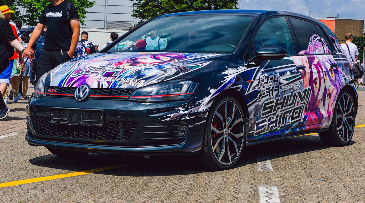 Voiture Volkswagen Golf noire avec un design graphique coloré et futuriste.