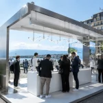 Signalétique LED moderne sur stand d'exposition à Lausanne, attirant les visiteurs.