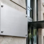 Enseigne aluminium verte conforme aux règles de signalétique à Lausanne, prise en gros plan photoréaliste.